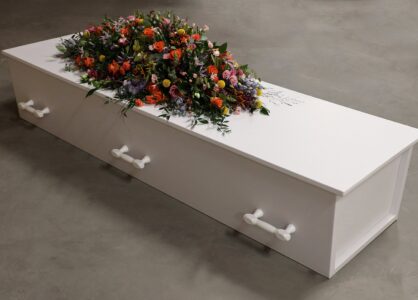 Kiste Obit hvid bårebuket