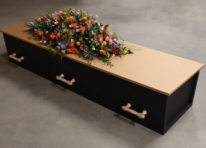 Kiste Obit sort bårebuket
